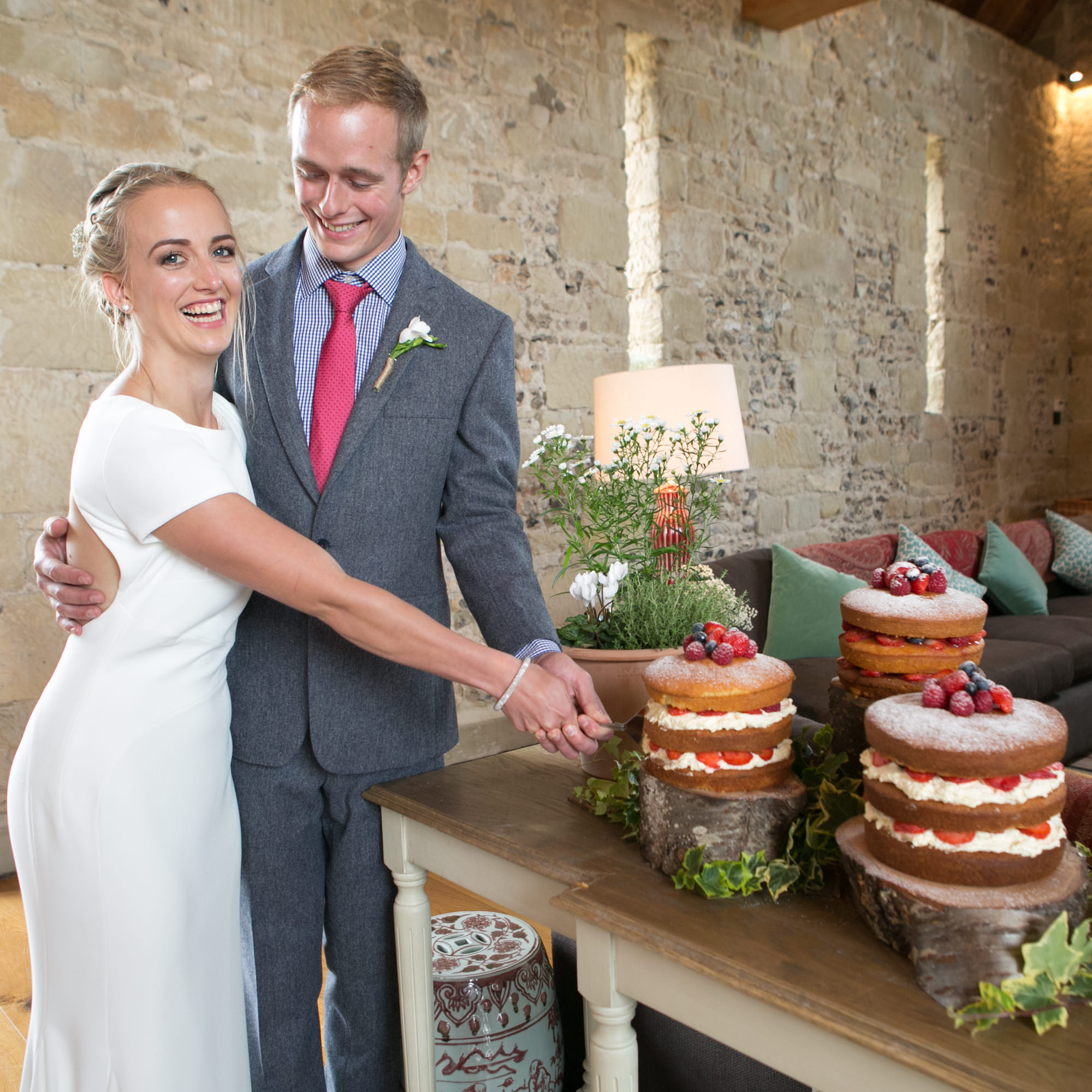Barn Wedding | Devon Wedding Photographer, The Bake Barn Wiltshire, the Bake Barn Wedding Photographer, wedding cake, cake cutting