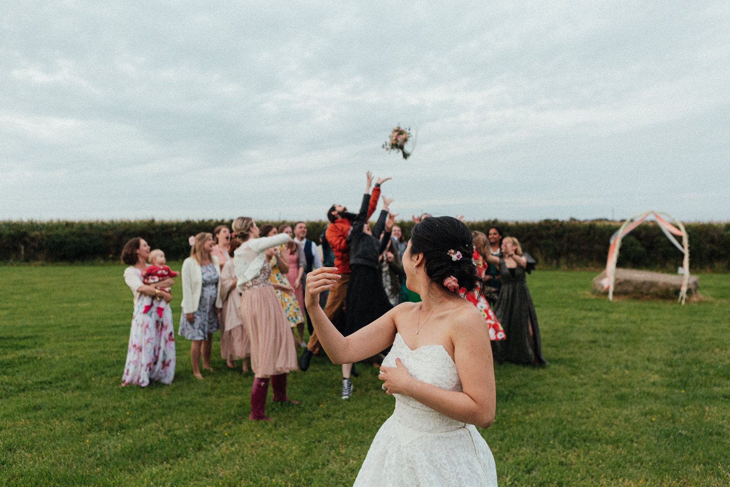 Tremorna Farm Wedding Photographer, Tremorna farm, bouquet throw, wedding guests, Cornwall wedding, Cornwall wedding photographer, wedding photographer Cornwall